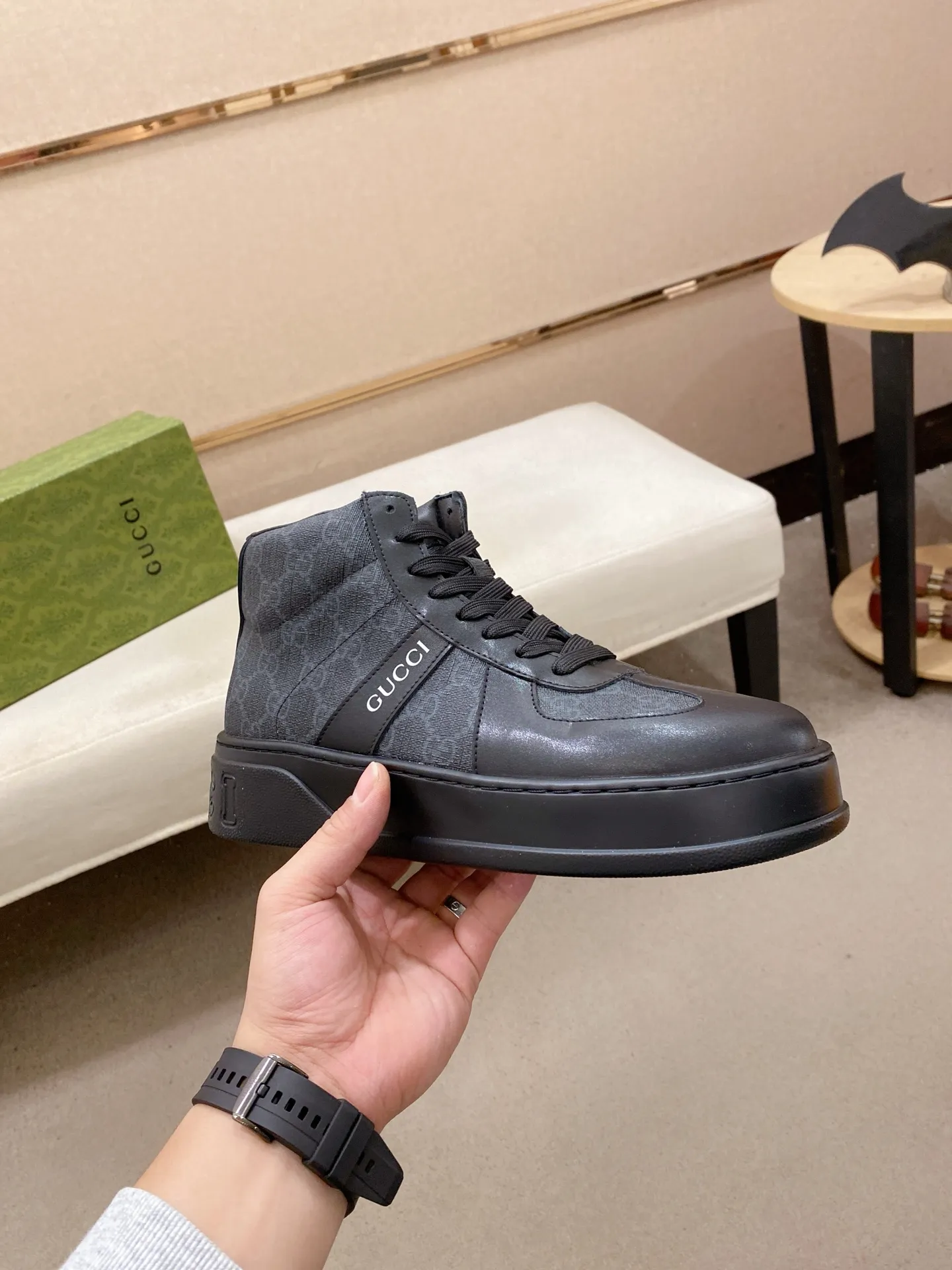 Factory price: 442💰 (GUCCI) The latest model from the official website🎁🎁Casual and fashionable men's shoes👟, hot style💥The style is simple and elegant, exclusive for trendy men. Unique official website's latest brand elements👑original Gucci decoration, fashionable and generous, the fabric is original cowhide ✅sheepskin lining, the official website specifies wear-resistant casual outsole, the classic model is taken in kind at the counter🎬38-44 (can be customized for 45 non-refundable)